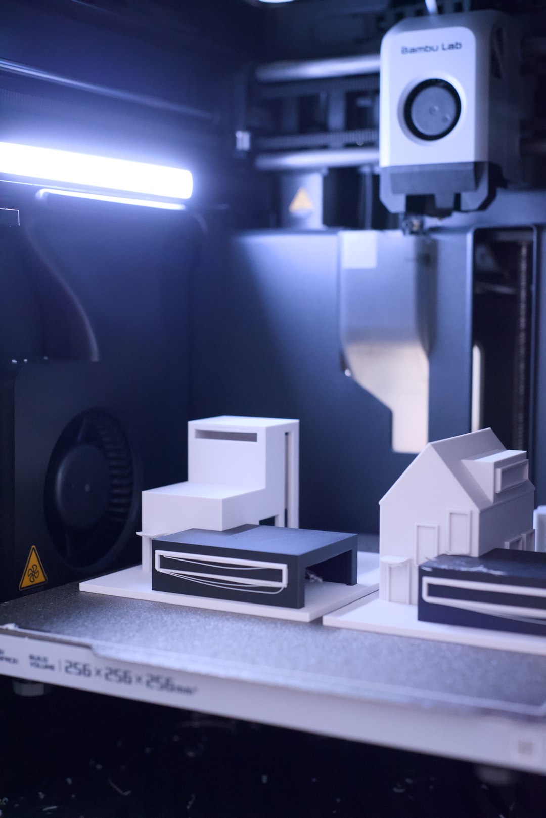 3D nyomtatott építészeti makett egy összetett tömegű lakóépületről